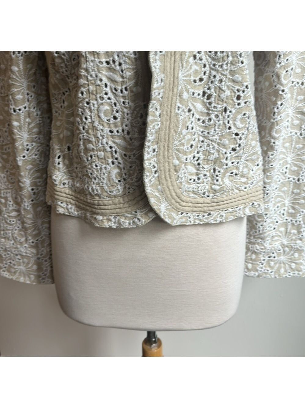 Chico's linen cream tan all over embroidered jacket tab collar Size 1 EUC - Picture 3 of 7